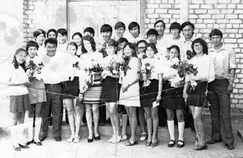 1975 год, выпускники школы, на фото первый директор Сумьянов В.И.