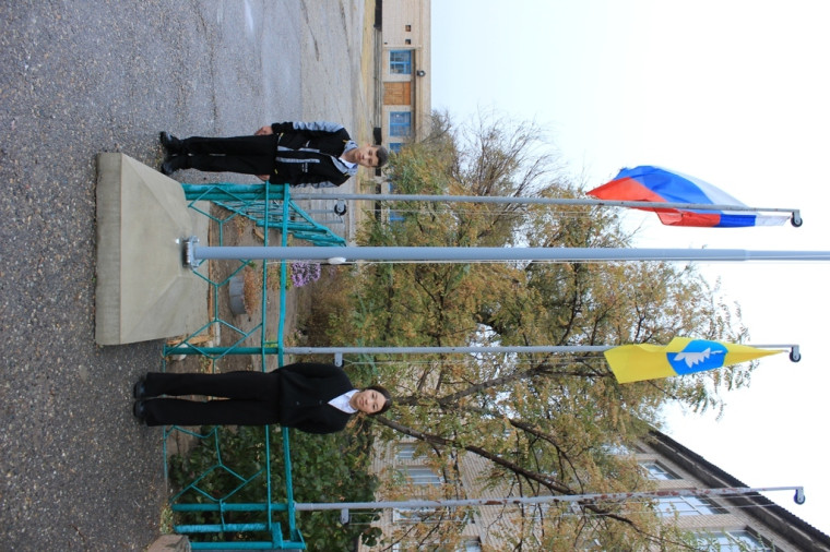 Церемония торжественного поднятия государственного флага Российской Федерации и Республики Калмыкия.